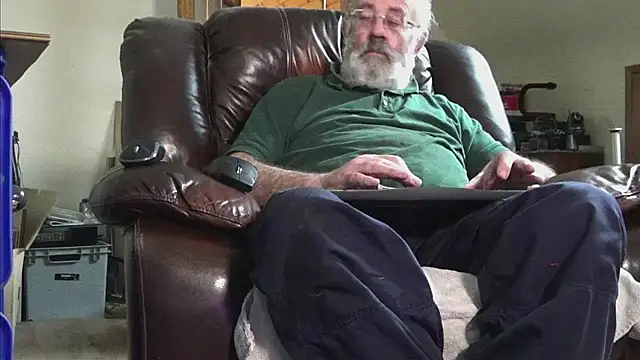 Snapshot of janzer13 chatting on 12.20.25 janzer13 online show from 12.20.25