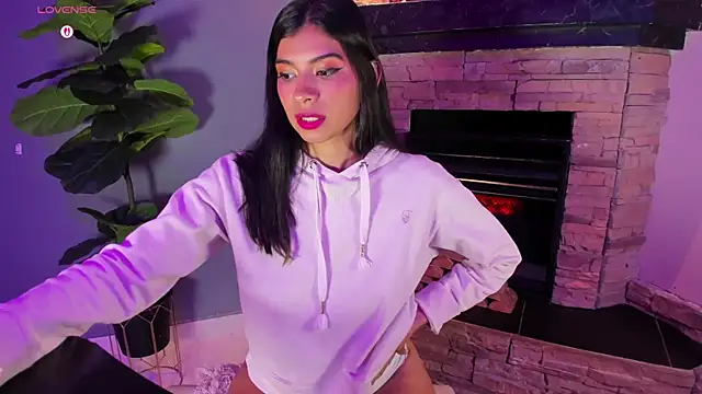 Snapshot of Lola_Pierce chatting on 10.22.25 Lola Pierce online show from 10.22.25