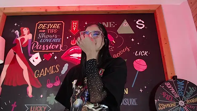 Snapshot of Lola_Pierce chatting on 11.11.25 Lola Pierce online show from 11.11.25