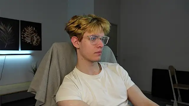 Logan Fraser online show from 10.04.25