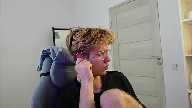 Logan Fraser online show from 10.18.25