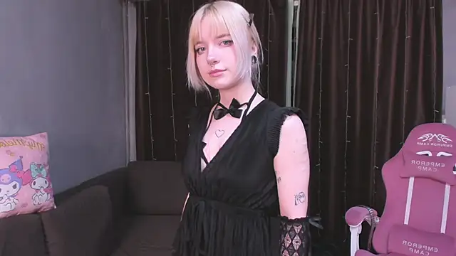 Snapshot of godlikegirlyy chatting on 10.11.25 godlikegirlyy online show from 10.11.25