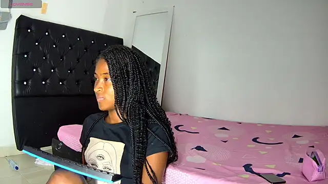 Snapshot of shantall_ebony1 chatting on 11.08.25 shantall ebony1 online show from 11.08.25