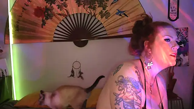Snapshot of RasheleErotica chatting on 10.12.25 RasheleErotica online show from 10.12.25