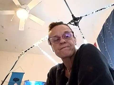 Snapshot of PremiumKitty chatting on 10.26.25 PremiumKitty online show from 10.26.25