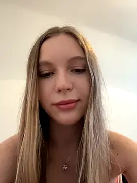 Snapshot of bbysonia chatting on 09.29.25 bbysonia online show from 09.29.25