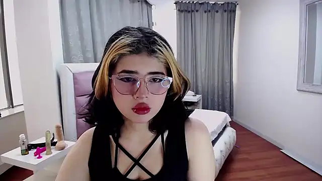Snapshot of dafnelee chatting on 09.13.25 dafnelee online show from 09.13.25