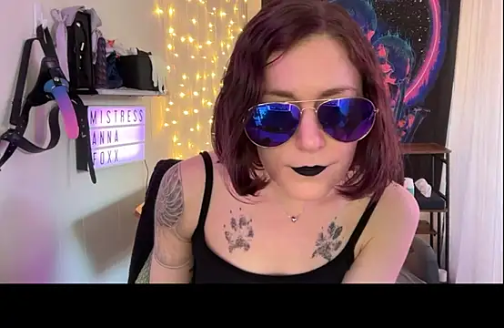 Snapshot of mistressannafoxx chatting on 09.11.25 mistressannafoxx online show from 09.11.25
