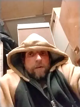 Snapshot of CatchyPart93 chatting on 12.17.25 CatchyPart93 online show from 12.17.25