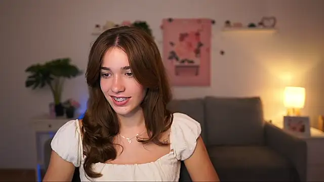 Snapshot of kissie_cat chatting on 09.19.25 kissie cat online show from 09.19.25