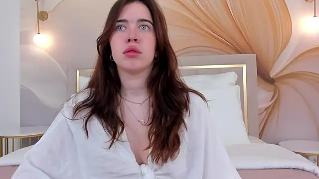 Snapshot of KimberlyBond chatting on 09.23.25 KimberlyBond online show from 09.23.25