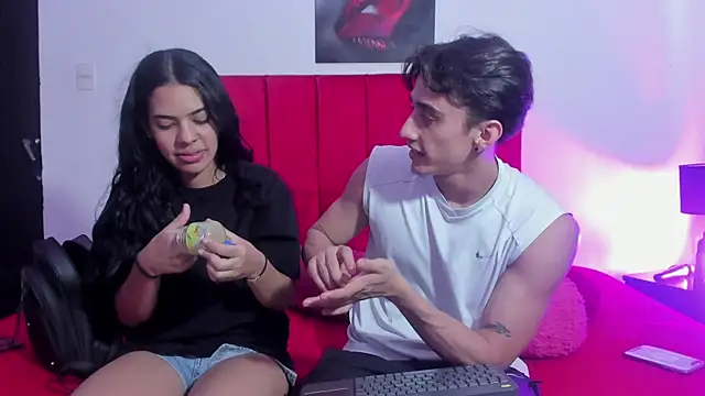 Snapshot of AndretiiAndCamila chatting on 11.17.25 AndretiiAndCamila online show from 11.17.25