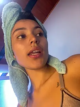 Snapshot of hotwife26 chatting on 10.27.25 hotwife26 online show from 10.27.25