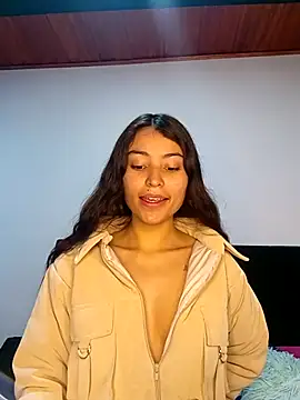 Snapshot of hotwife26 chatting on 10.31.25 hotwife26 online show from 10.31.25