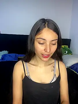 Snapshot of hotwife26 chatting on 12.17.25 hotwife26 online show from 12.17.25