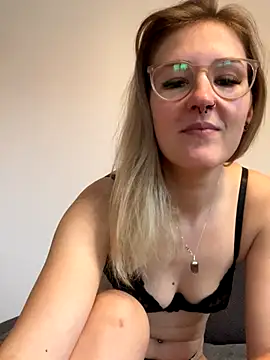 LauraLuxxx online show from 11.17.25