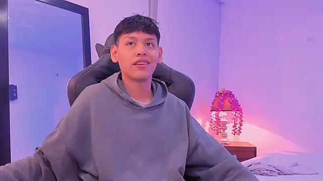 Snapshot of zeus_blaze chatting on 09.10.25 zeus blaze online show from 09.10.25