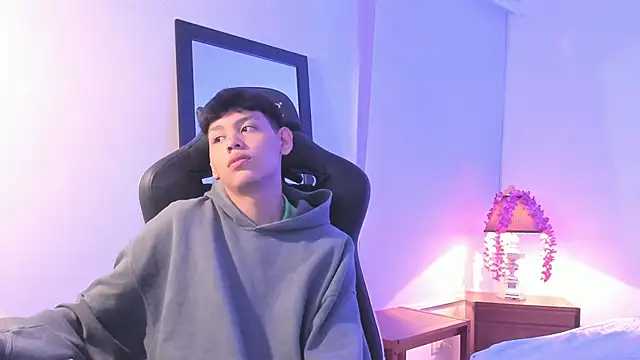 Snapshot of zeus_blaze chatting on 09.10.25 zeus blaze online show from 09.10.25