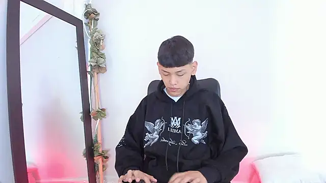 Snapshot of zeus_blaze chatting on 09.12.25 zeus blaze online show from 09.12.25