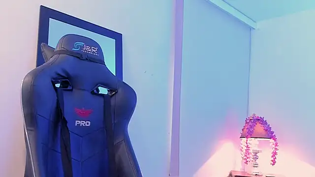 Snapshot of zeus_blaze chatting on 09.13.25 zeus blaze online show from 09.13.25