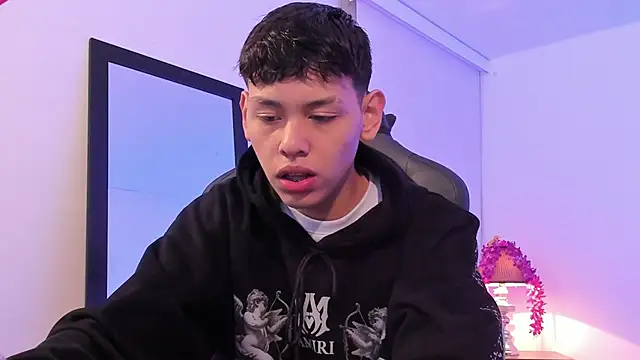 Snapshot of zeus_blaze chatting on 09.17.25 zeus blaze online show from 09.17.25