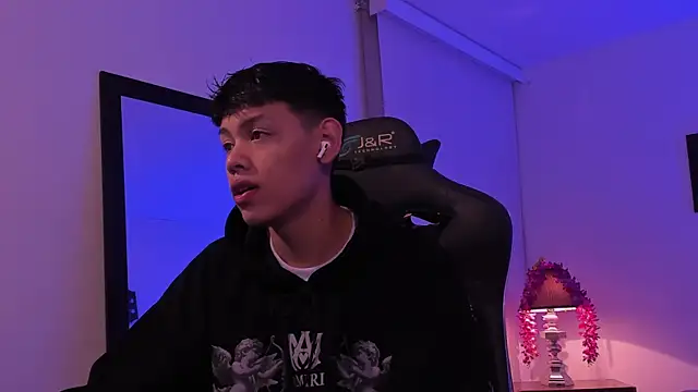 Snapshot of zeus_blaze chatting on 09.18.25 zeus blaze online show from 09.18.25