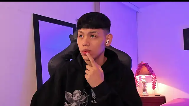 Snapshot of zeus_blaze chatting on 09.19.25 zeus blaze online show from 09.19.25