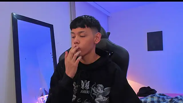 Snapshot of zeus_blaze chatting on 09.20.25 zeus blaze online show from 09.20.25