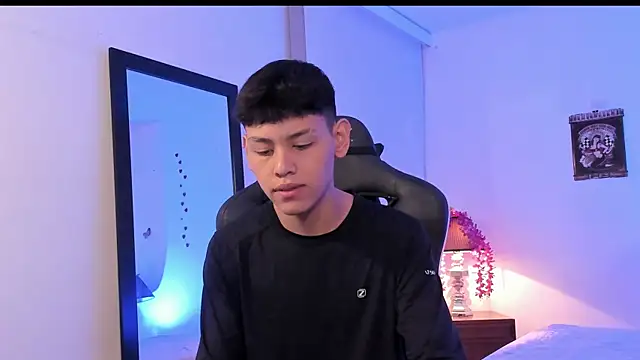 Snapshot of zeus_blaze chatting on 09.23.25 zeus blaze online show from 09.23.25