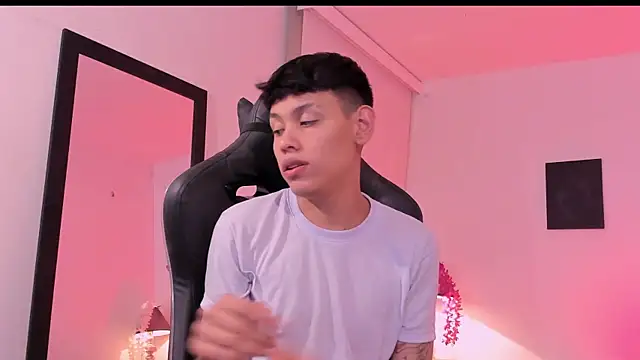 Snapshot of zeus_blaze chatting on 09.24.25 zeus blaze online show from 09.24.25