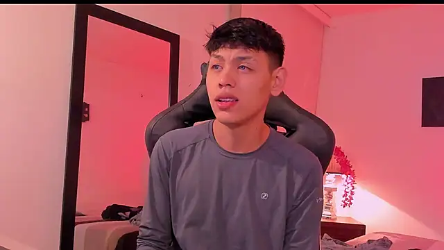 Snapshot of zeus_blaze chatting on 09.25.25 zeus blaze online show from 09.25.25