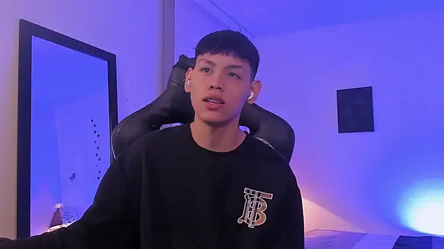 Snapshot of zeus_blaze chatting on 09.29.25 zeus blaze online show from 09.29.25