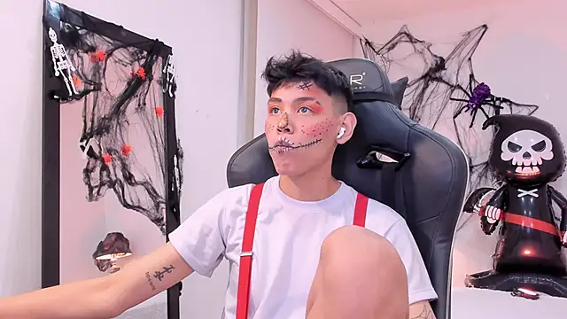 Snapshot of zeus_blaze chatting on 10.03.25 zeus blaze online show from 10.03.25