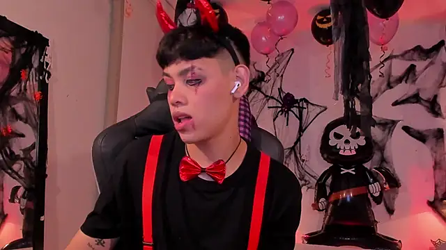 Snapshot of zeus_blaze chatting on 10.04.25 zeus blaze online show from 10.04.25