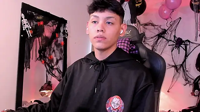 Snapshot of zeus_blaze chatting on 10.04.25 zeus blaze online show from 10.04.25