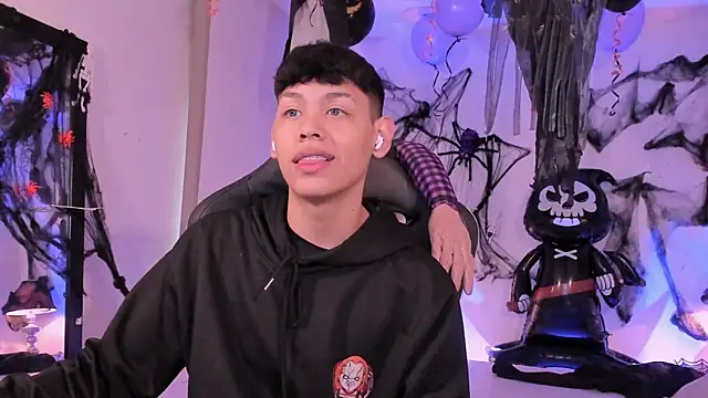 Snapshot of zeus_blaze chatting on 10.06.25 zeus blaze online show from 10.06.25