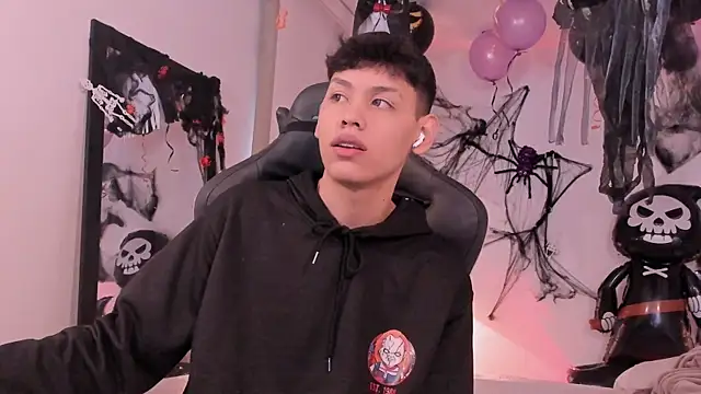 Snapshot of zeus_blaze chatting on 10.08.25 zeus blaze online show from 10.08.25