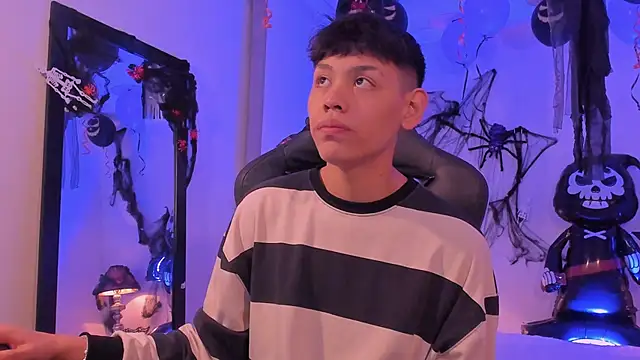 Snapshot of zeus_blaze chatting on 10.14.25 zeus blaze online show from 10.14.25