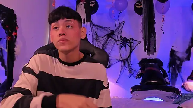 Snapshot of zeus_blaze chatting on 10.14.25 zeus blaze online show from 10.14.25