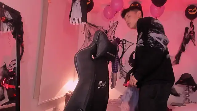 Snapshot of zeus_blaze chatting on 10.18.25 zeus blaze online show from 10.18.25