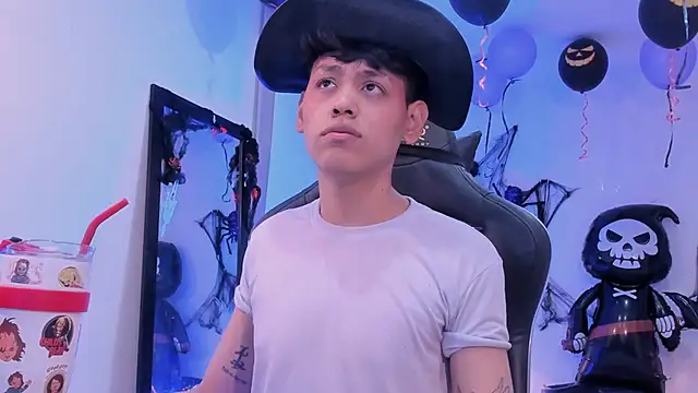 Snapshot of zeus_blaze chatting on 10.22.25 zeus blaze online show from 10.22.25