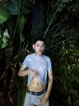 Snapshot of zeus_blaze chatting on 10.23.25 zeus blaze online show from 10.23.25