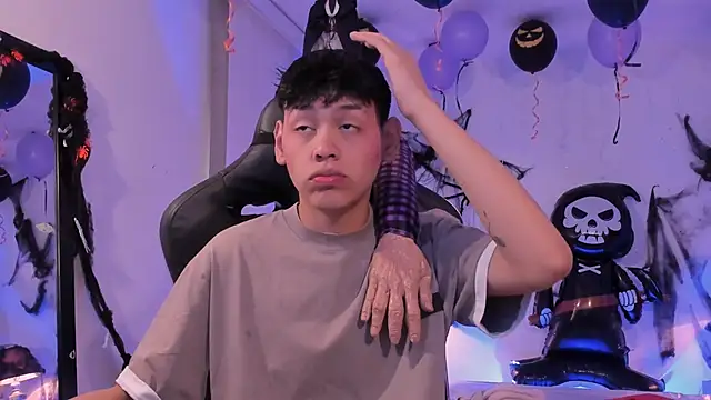 Snapshot of zeus_blaze chatting on 10.24.25 zeus blaze online show from 10.24.25