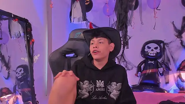 Snapshot of zeus_blaze chatting on 10.25.25 zeus blaze online show from 10.25.25