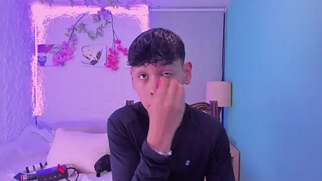 Snapshot of zeus_blaze chatting on 10.30.25 zeus blaze online show from 10.30.25