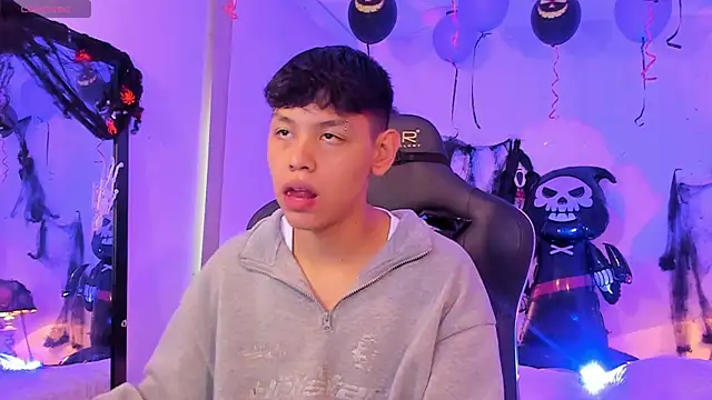 Snapshot of zeus_blaze chatting on 11.01.25 zeus blaze online show from 11.01.25