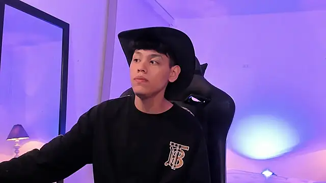 Snapshot of zeus_blaze chatting on 11.04.25 zeus blaze online show from 11.04.25