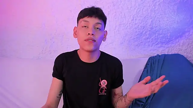 Snapshot of zeus_blaze chatting on 11.22.25 zeus blaze online show from 11.22.25