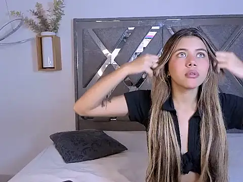 Snapshot of Zaira_Luxe chatting on 12.03.25 Zaira Luxe online show from 12.03.25