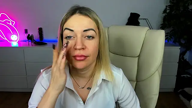 Snapshot of Anna_Snows chatting on 12.01.25 Anna Snows online show from 12.01.25